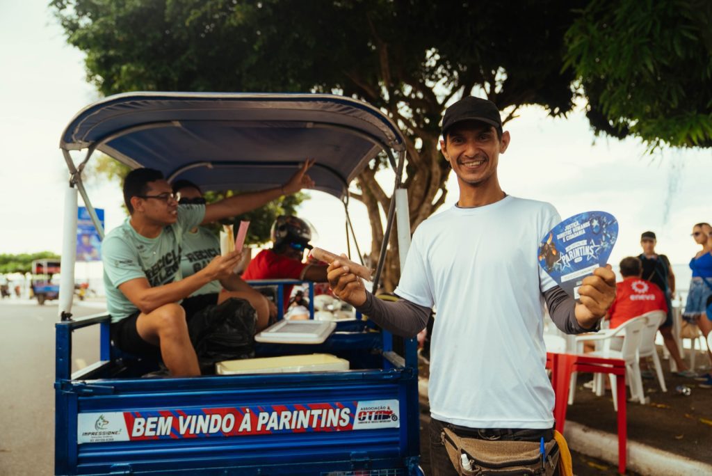 Festival de Parintins 2025: ECOrota do ‘Recicla, Galera’ anima visitantes ao trocar resíduos recicláveis por flal 6 02 ECOrota Recicla Galera Bruno Mello Sema 1024x684 1