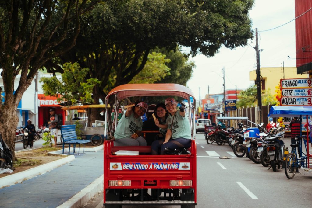 Festival de Parintins 2025: ECOrota do ‘Recicla, Galera’ anima visitantes ao trocar resíduos recicláveis por flal 7 03 ECOrota Recicla Galera Bruno Mello Sema 1024x684 1