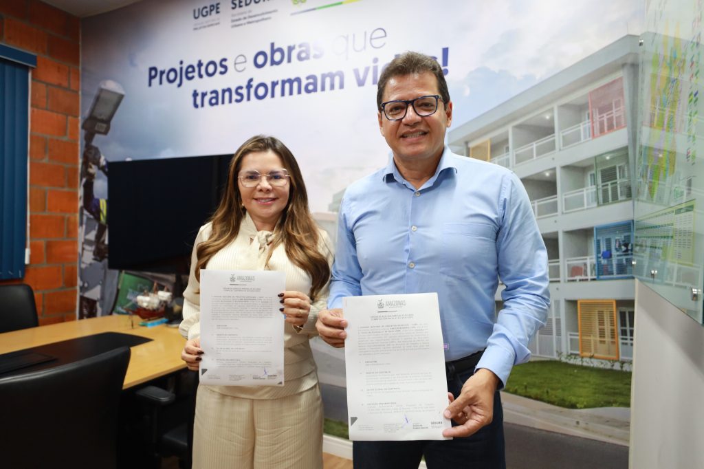Governo do Amazonas vai reformar a Unidade Básica de Saúde Fluvial de Nhamundá 3 ASSINATURA ORDEM DE SERVICO UBS FLUVIAL NHAMUNDA FOTO TIAGO CORREA UGPE 1024x682 1