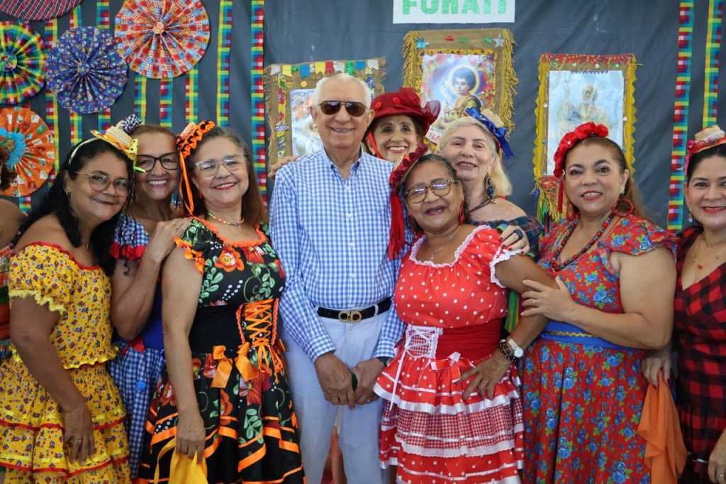 Alegria e descontração: Arraial da FUnATI anima público idoso com apresentações de grupos de dança e música ao vivo 6 Arraial da FUnATI 1 1024x682 1