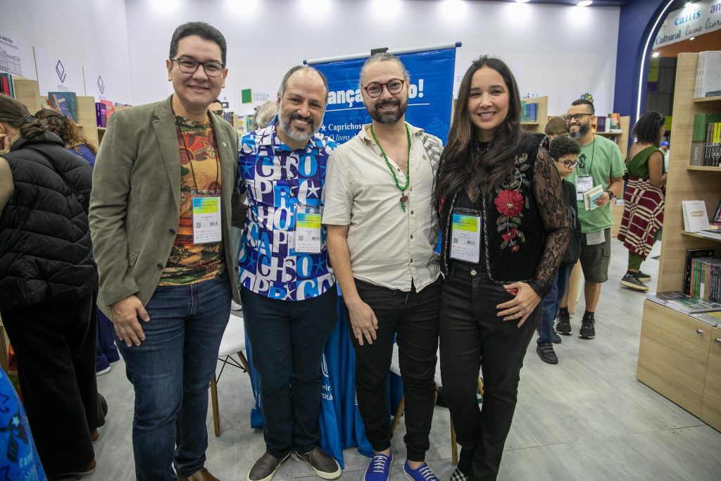 Bienal do Livro 2025: Editora UEA lança obra que celebra legado das lendas do Boi Caprichoso 8 Bienal do Livro 2025 Editora UEA lanca obra que celebra legado das lendas do Boi Caprichoso Daniel Brito 4 1024x683 1