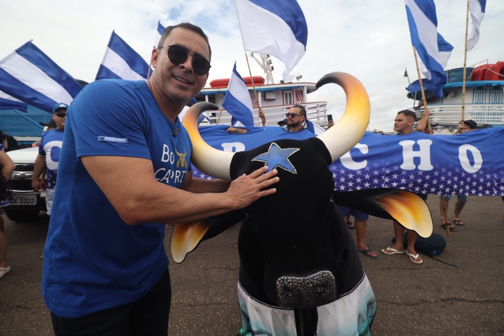 Festival de Parintins 2025: Caravana Azulada desembarca na Ilha e impulsiona energia do Boi Caprichoso em busca do tetracampeonato 9 Chegada Caravana Azulada Foto Lucas Silva Amazonastur 4 1024x682 1