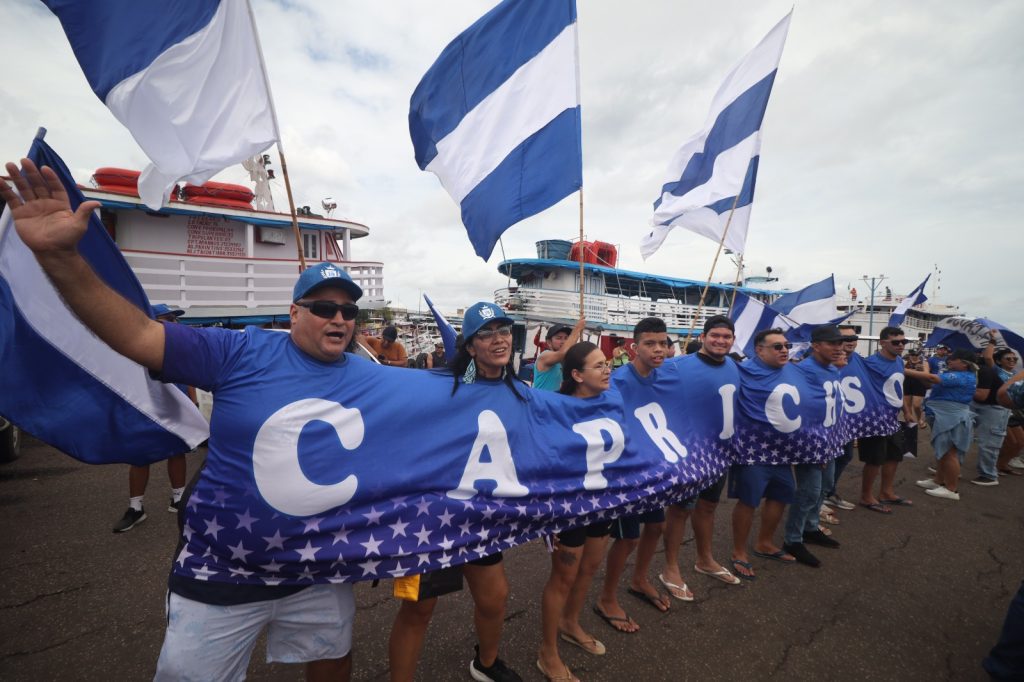 Festival de Parintins 2025: Caravana Azulada desembarca na Ilha e impulsiona energia do Boi Caprichoso em busca do tetracampeonato 7 Chegada Caravana Azulada Foto Lucas Silva Amazonastur 5 1024x682 1