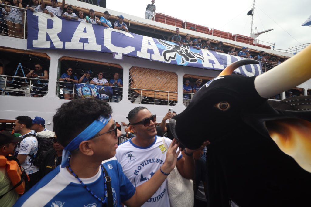 Festival de Parintins 2025: Caravana Azulada desembarca na Ilha e impulsiona energia do Boi Caprichoso em busca do tetracampeonato 8 Chegada Caravana Azulada Foto Lucas Silva Amazonastur 7 1024x682 1