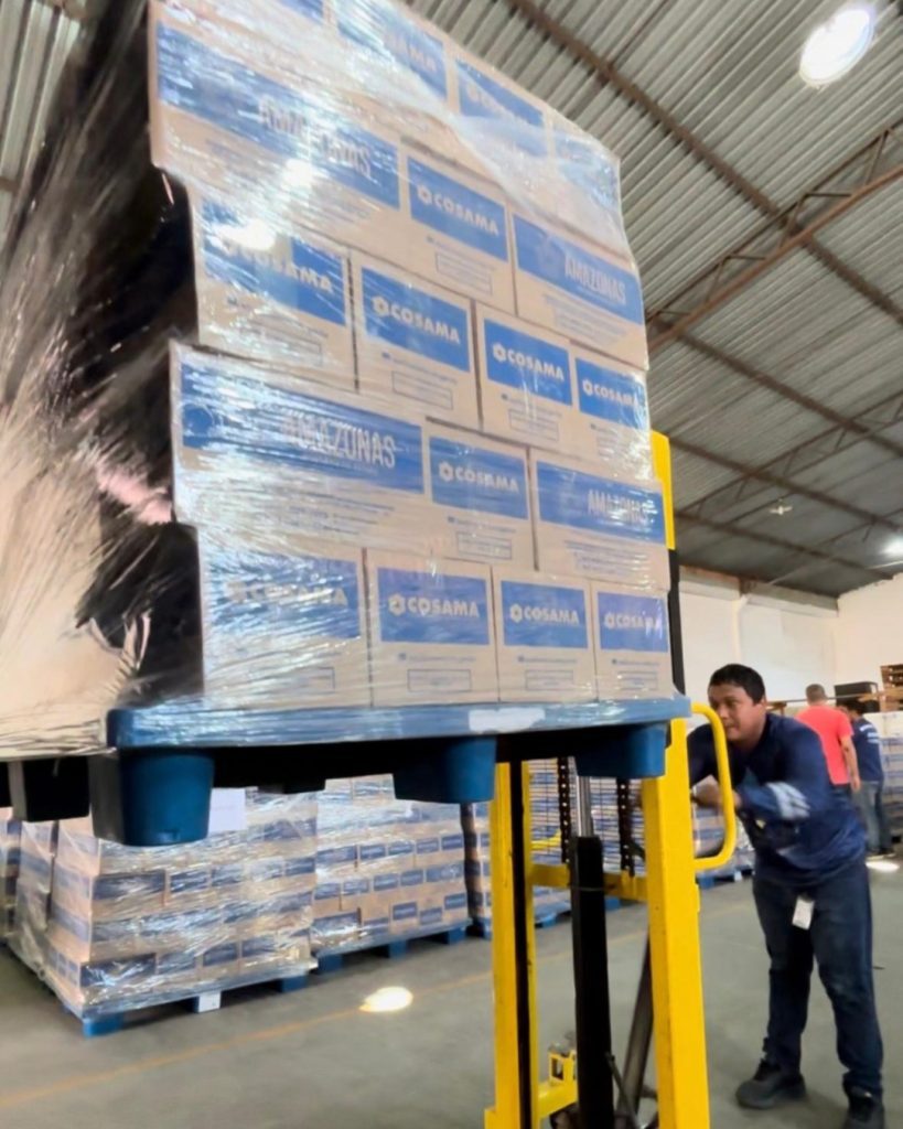 Festival de Parintins 2025: Cosama realiza a entrega de copos envasados aos bumbás Caprichoso e Garantido 11 Cosama Entrega das aguas dos bois Caprichoso e Garantido Fotos Reproducao Cosama 5 819x1024 1