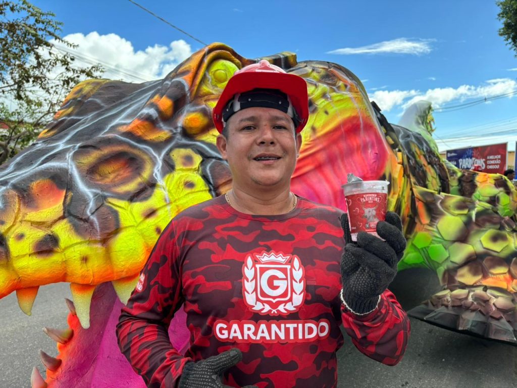 Festival de Parintins 2025: Cosama entrega copos de água para trabalhadores de Caprichoso e Garantido 9 Cosama Hidratacao dos trabalhadores dos bumbas Fotos Alex Maia Francy Silva 1 1024x768 1