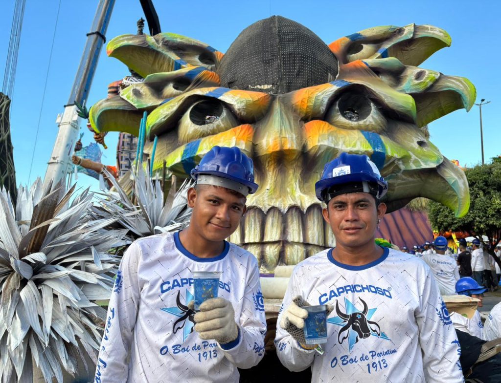 Festival de Parintins 2025: Cosama entrega copos de água para trabalhadores de Caprichoso e Garantido 8 Cosama Hidratacao dos trabalhadores dos bumbas Fotos Alex Maia Francy Silva 2 1024x784 1