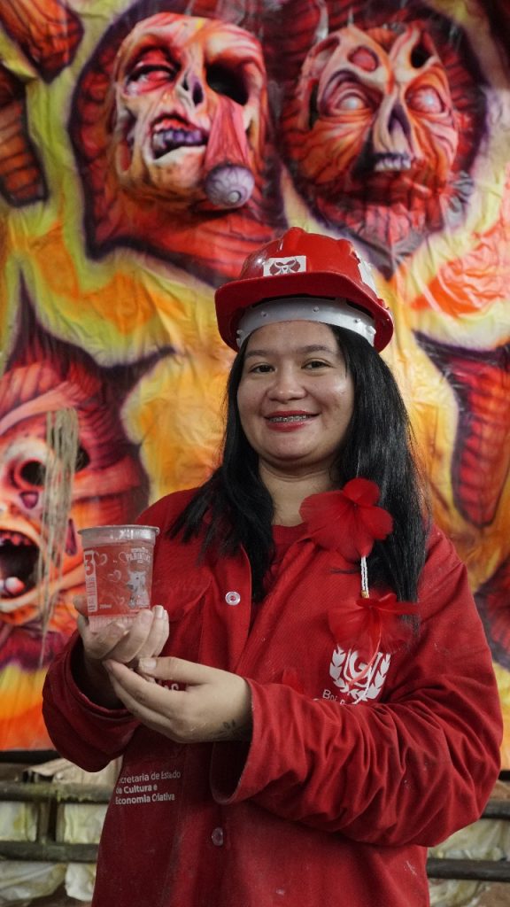 Festival de Parintins 2025: Cosama entrega copos de água para trabalhadores de Caprichoso e Garantido 13 Cosama Hidratacao dos trabalhadores dos bumbas Fotos Alex Maia Francy Silva 8 576x1024 1