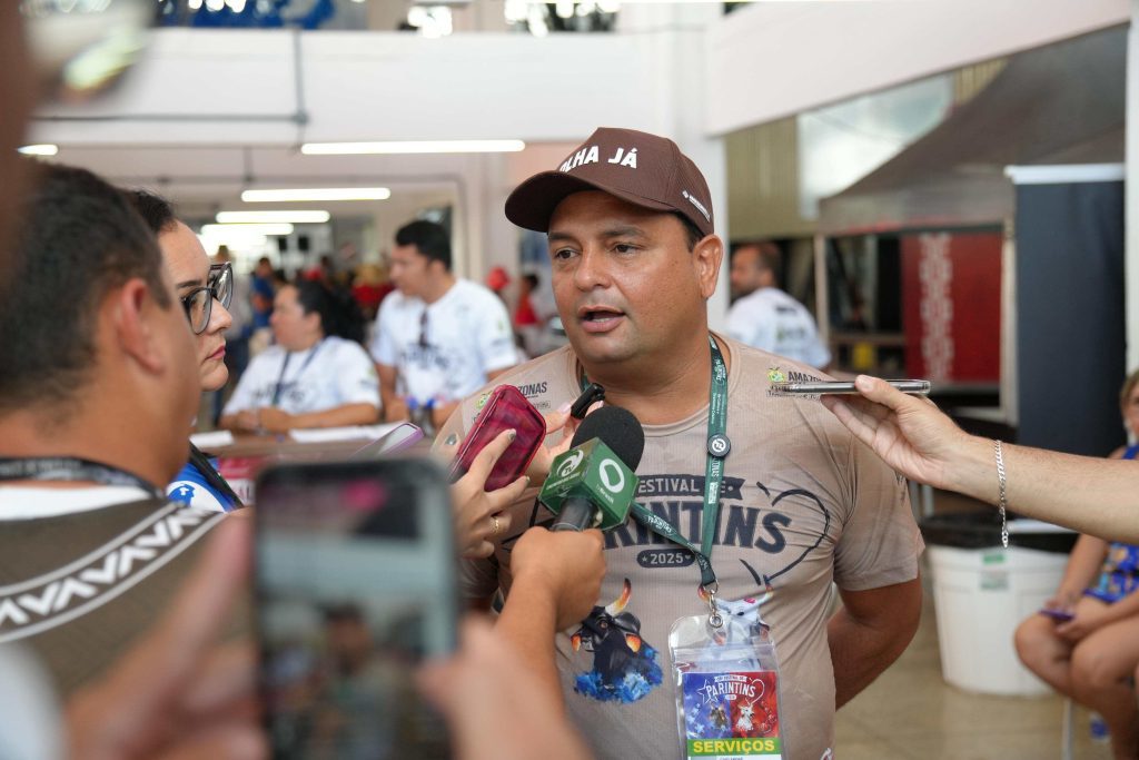 Festival de Parintins 2025: Governo do Amazonas reforça cuidado com torcedores nas filas das galeras 9 Cultura filas galera secretario Caio Andre foto Aguilar Abecassis Secretaria de Estado de Cultura e Economia Criativa 2 1024x683 1