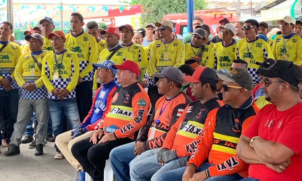 Detran-AM contempla 230 mototaxistas com kits de capacete e colete em Borba 6 Detran AM Entrega de Kits Creditos Divulgacao Detran AM 1 1024x612 1