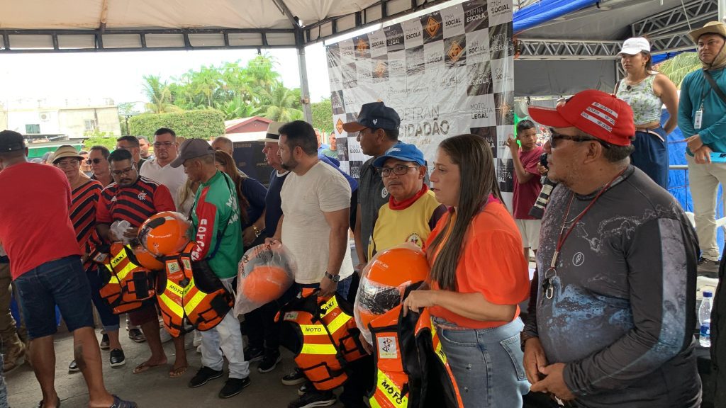 Detran-AM contempla 230 mototaxistas com kits de capacete e colete em Borba 5 Detran AM Entrega de Kits Creditos Divulgacao Detran AM 1024x576 1