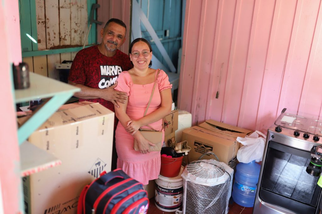Famílias beneficiadas pelo Prosamin+ iniciam mudança para o Parque Residencial Maués 12 ELIZA SOARES E RICARDO OLIVEIRA NA COMUNIDADE DA SHARP FOTO PAULA PESSOA UGPE 1024x683 1