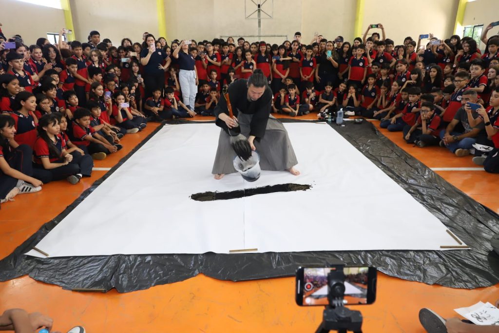 Escola Estadual Bilíngue Djalma Batista recebe visita de artista japonês Kamari Maeda 6 Educacao Ofinica de shodo Foto Eduardo Cavalcante 1024x683 1