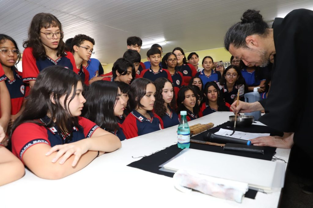 Escola Estadual Bilíngue Djalma Batista recebe visita de artista japonês Kamari Maeda 7 Educacao Ofinica de shodo Foto Eduardo Cavalcante 1024x683 1