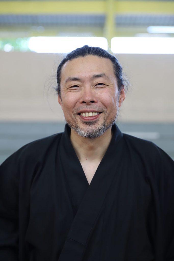 Escola Estadual Bilíngue Djalma Batista recebe visita de artista japonês Kamari Maeda 9 Educacao Ofinica de shodo Kamari Maeda Foto Eduardo Cavalcante 683x1024 1