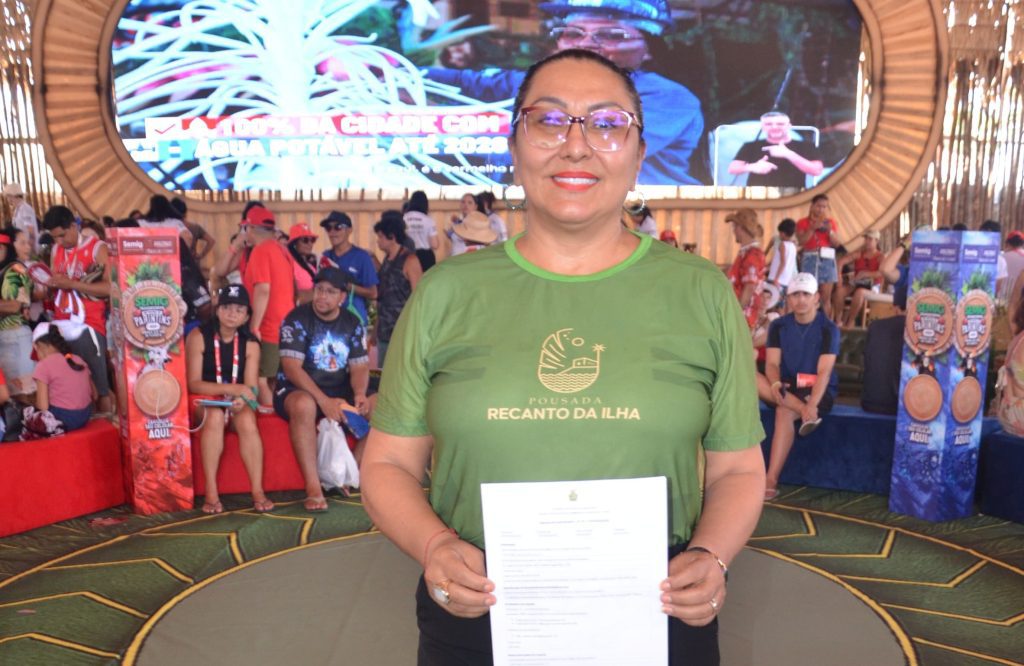 Festival de Parintins 2025: Governo do Amazonas entrega dispensas a pousadas e renova licença de marcenaria 7 Eliane Melo proprietaria da Pousada Recanto da Ilha mostrando licenca Foto 2 27 06 2025 1024x666 1