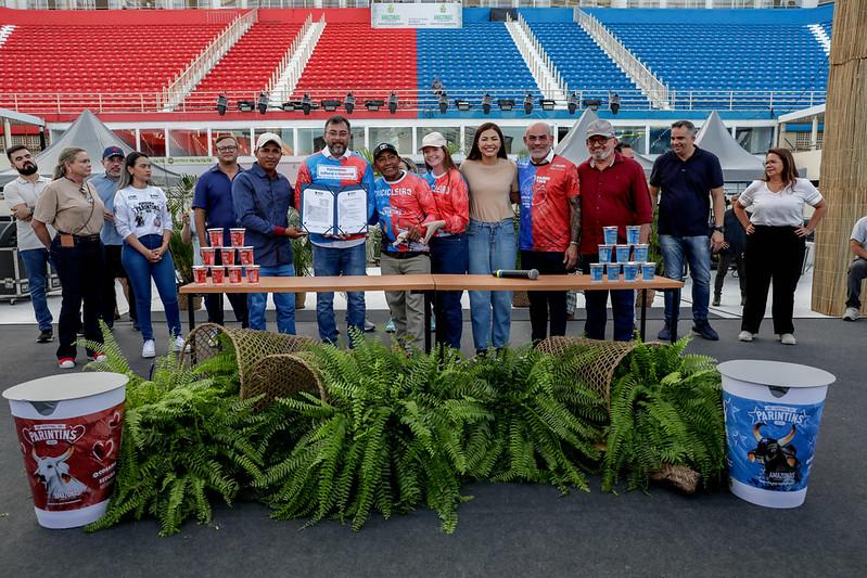 Governador Wilson Lima entrega triciclos reformados e uniformes para reforçar transporte turístico em Parintins durante o Festival 10 Entrega Triciclos Foto Alex Pazuello Secom 2 3
