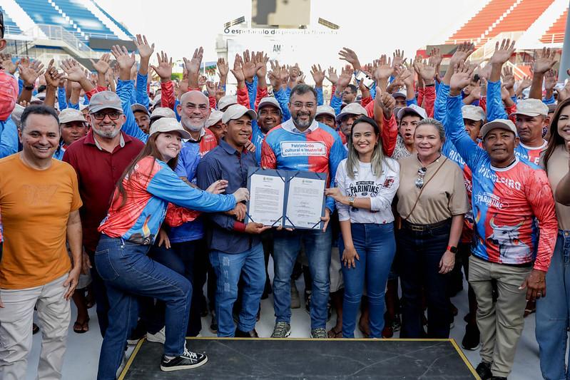 Governador Wilson Lima entrega triciclos reformados e uniformes para reforçar transporte turístico em Parintins durante o Festival 8 Entrega Triciclos Foto Alex Pazuello Secom 3