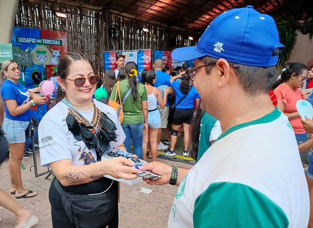 Festival de Parintins 2025: Governo do Amazonas realiza ação de prevenção ao HIV e IST, com foco na saúde e no respeito à diversidade 6 FVS RCP Prevencao ao HIV e outras IST no Festival de Parintins FOTO Jaqueline Macedo FVS RCP 1 1024x746 1