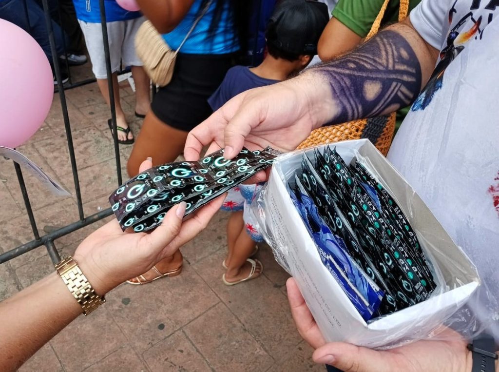 Festival de Parintins 2025: Governo do Amazonas realiza ação de prevenção ao HIV e IST, com foco na saúde e no respeito à diversidade 9 FVS RCP Prevencao ao HIV e outras IST no Festival de Parintins FOTO Jaqueline Macedo FVS RCP 2 1024x763 1