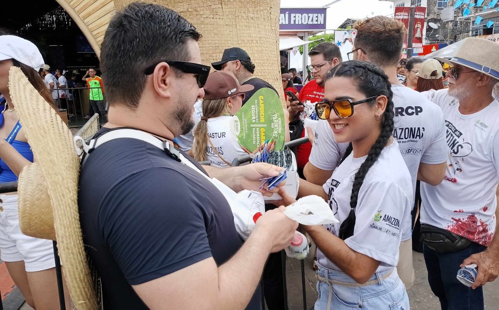 Festival de Parintins 2025: Governo do Amazonas realiza ação de prevenção ao HIV e IST, com foco na saúde e no respeito à diversidade 8 FVS RCP Prevencao ao HIV e outras IST FOTO Jaqueline Macedo FVS RCP 1024x637 1