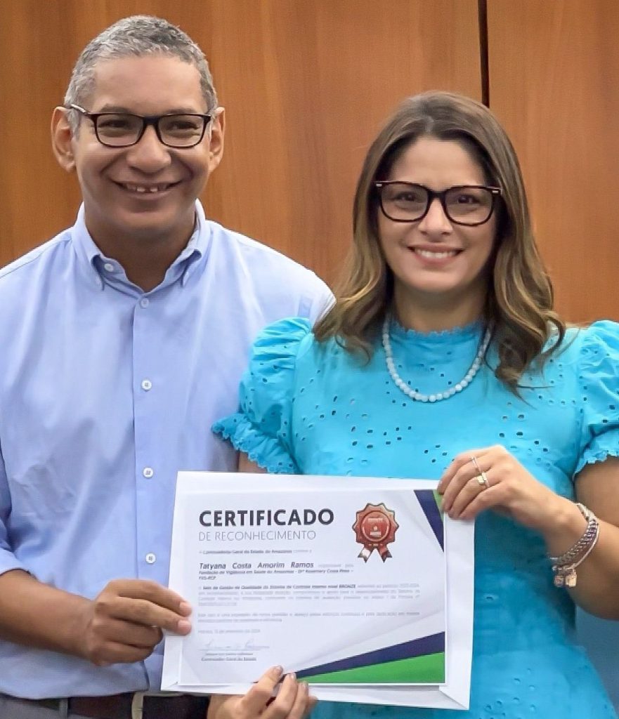 Muito além de dengue e malária: FVS-RCP celebra 21 anos fortalecendo resposta a emergências de saúde pública no Amazonas 23 FVS RCP Selo Bronze FVS 21 anos Foto AnneAlves FVS RCP 881x1024 1