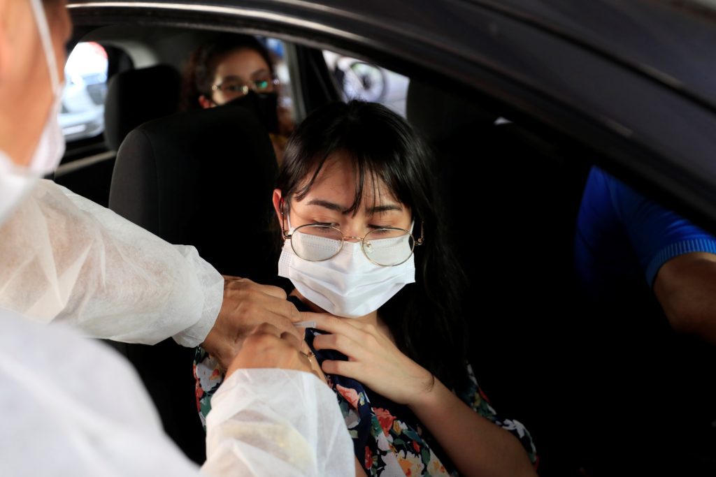 Muito além de dengue e malária: FVS-RCP celebra 21 anos fortalecendo resposta a emergências de saúde pública no Amazonas 17 FVS RCP Vacinacao pandemia FVS 21 anos FOTO Arquivo Secom 1024x683 1