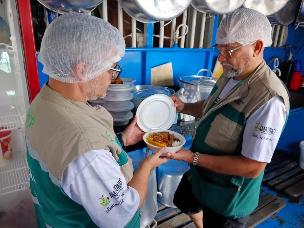 Festival de Parintins 2025: Governo do Amazonas reforça ações de vigilância sanitária no município 5 FVS RCP Vigilancia Sanitaria no Festival de Parintins FOTO Jaqueline Macedo FVS RCP 3 1024x768 1