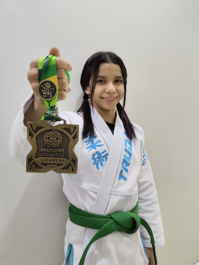 Com apoio da Fepiam, atletas mirins indígenas conquistam pódio no Campeonato Brasileiro de Jiu-Jitsu Kids 5 Fepiam Ana Izabele campea melhada Bronze 768x1024 1