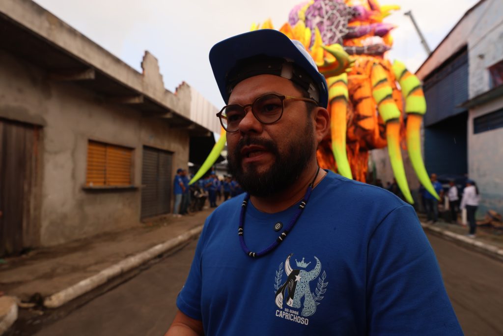 Festival de Parintins 2025: Bois Caprichoso e Garantido realizam últimos traslados das alegorias 14 Festival de Parintins 2025 Bois Caprichoso e Garantido realizam ultimos traslados das alegorias 4 Coordenador dos paikices Jofre Lima foto Mauro Neto Secom 1024x683 1