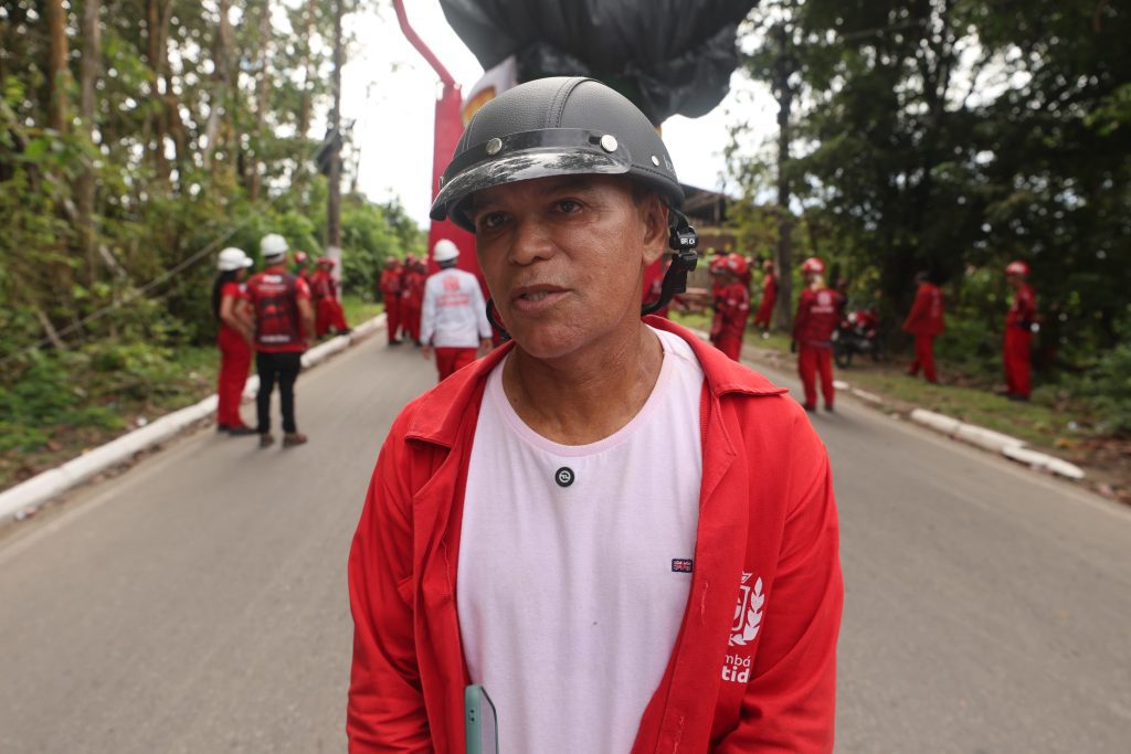 Festival de Parintins 2025: Bois Caprichoso e Garantido realizam últimos traslados das alegorias 17 Festival de Parintins 2025 Bois Caprichoso e Garantido realizam ultimos traslados das alegorias 8 coordenador dos kacaueres Ito Teixeira foto Mauro Neto Secom 1024x683 1