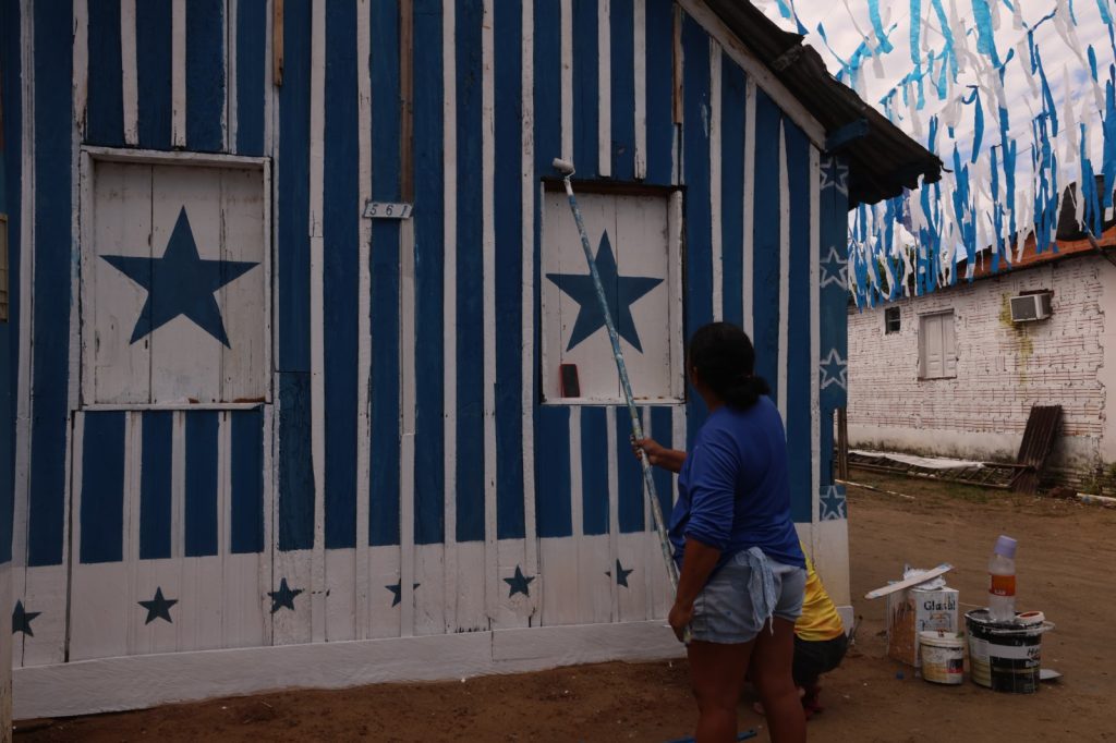 Festival de Parintins 2025: Muros de casas da Ilha Tupinambarana guardam histórias da cultura parintinense 11 Festival de Parintins 2025 Muros de casas da Ilha Tupinambarana guardam historias da cultura parintinense 1 foto Mauro Neto Secom 1024x682 1