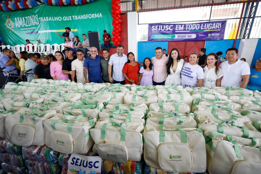Governador Wilson Lima destina 3,6 toneladas de alimentos à população em situação de vulnerabilidade no município de Barreirinha 8 Governador Wilson Lima destina 36 toneladas de alimentos a populacao em situacao de vulnerabilidade no municipio de Barreirinha 1 fotos Arthur Castro Secom 1024x682 1