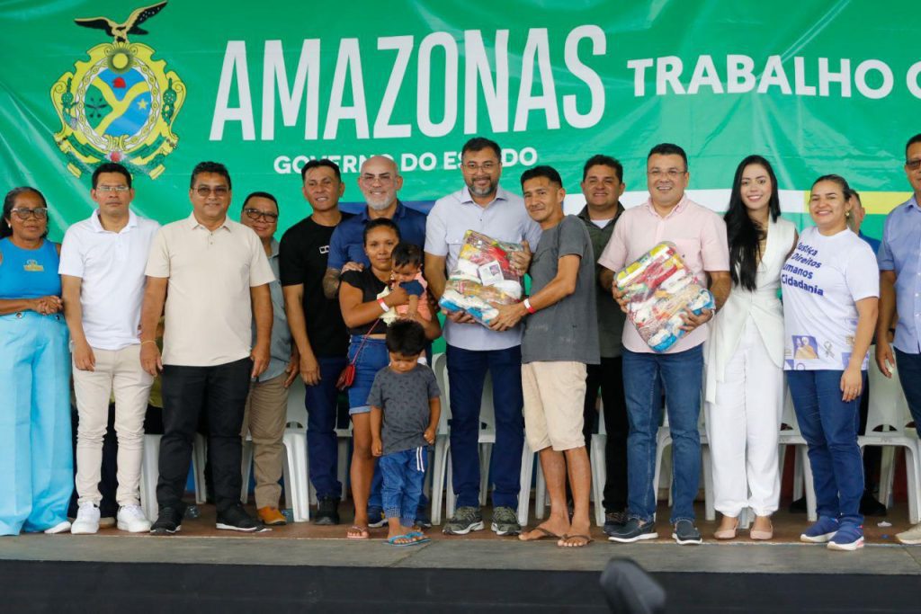 Governador Wilson Lima destina 3,6 toneladas de alimentos à população em situação de vulnerabilidade no município de Barreirinha 10 Governador Wilson Lima destina 36 toneladas de alimentos a populacao em situacao de vulnerabilidade no municipio de Barreirinha 2 fotos Arthur Castro Secom 1024x683 1