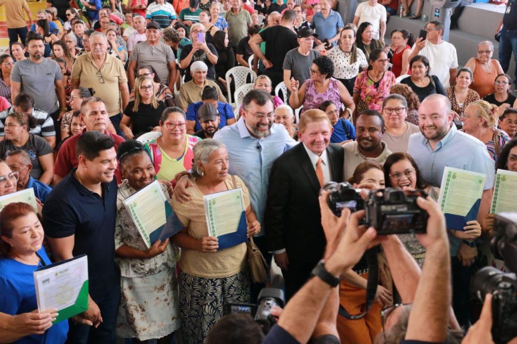 Governador Wilson Lima entrega mil títulos no Vale do Sinai e ultrapassa 19 mil famílias com imóveis regularizados no Amazonas 15 Governador Wilson Lima entrega mil titulos no Vale do Sinai e ultrapassa 19 mil familias com imoveis regularizados no Amazonas 5 foto Mauro Neto Secom 1024x682 1