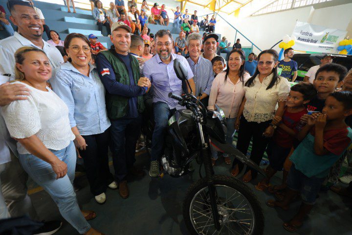 Governo do Amazonas entrega R$ 1,2 milhão em crédito rural e 482 documentos rurais em Borba e Novo Aripuanã 8 Idam Entregas Borba Foto Diego Peres