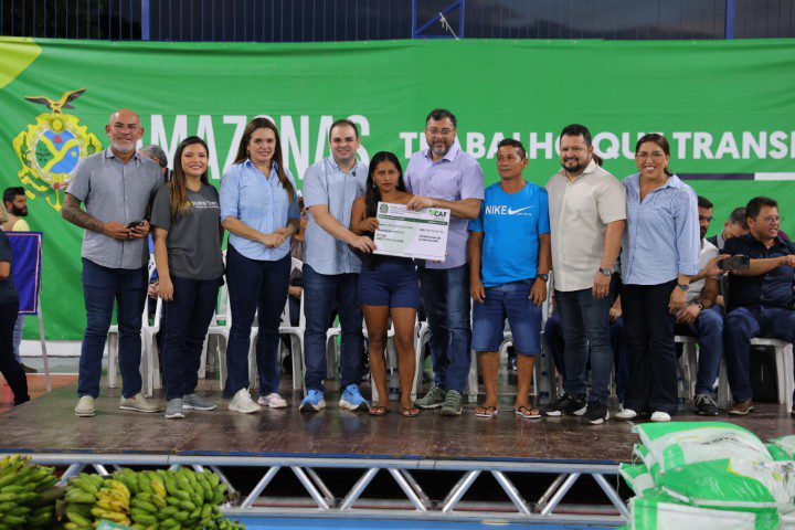 Governo do Amazonas entrega R$ 1,2 milhão em crédito rural e 482 documentos rurais em Borba e Novo Aripuanã 7 Idam Entregas em Novo Aripuana Foto Diego Peres