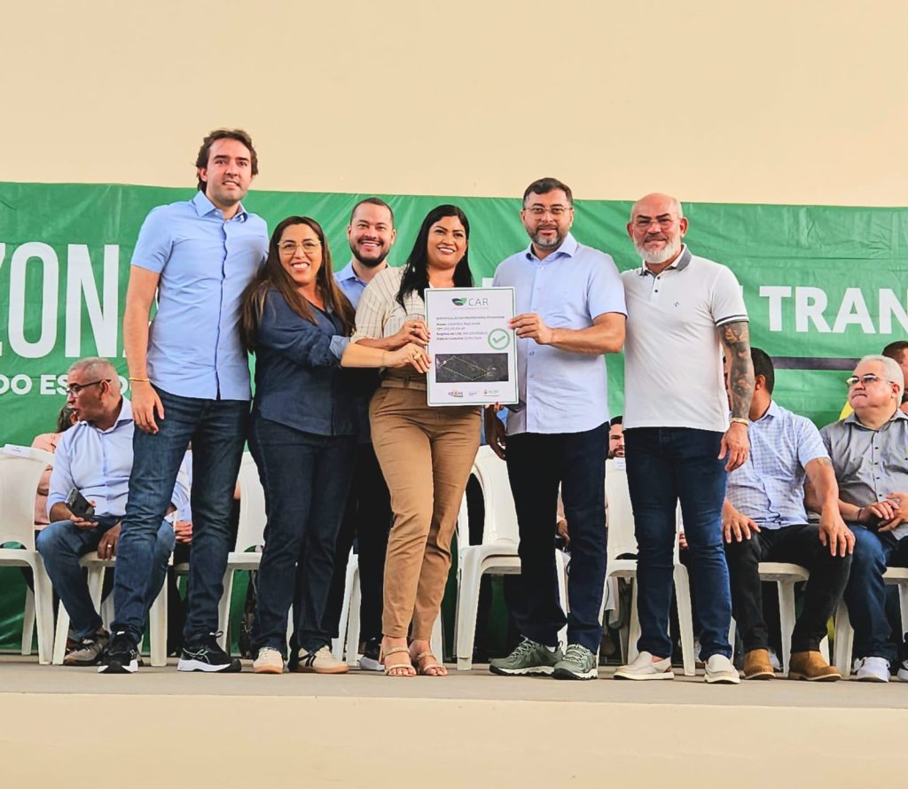 Em Itacoatiara, Governo do Amazonas entrega R$ 387,7 mil a agricultores e pescadores artesanais 7 Idam Entregas Governador Itacoatiara Foto Renan Pinheiro Idam 1024x890 1