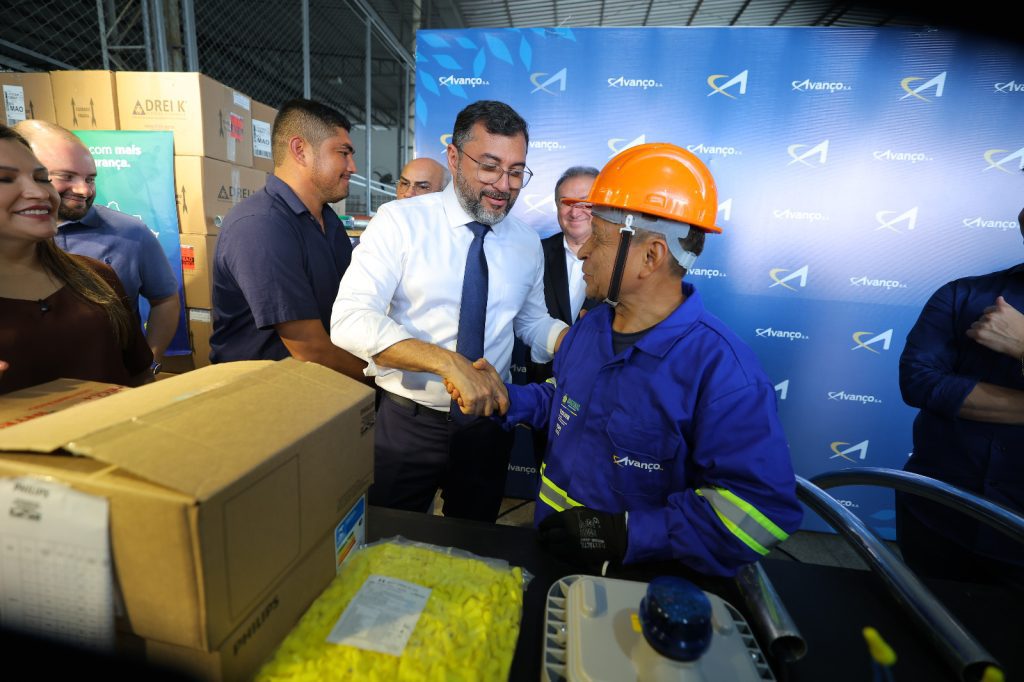 Ilumina+ Amazonas: Governador Wilson Lima vistoria envio de luminárias de LED para Jutaí e Fonte Boa 11 Ilumina Mais Foto Diego Peres Secom 2 1024x682 1