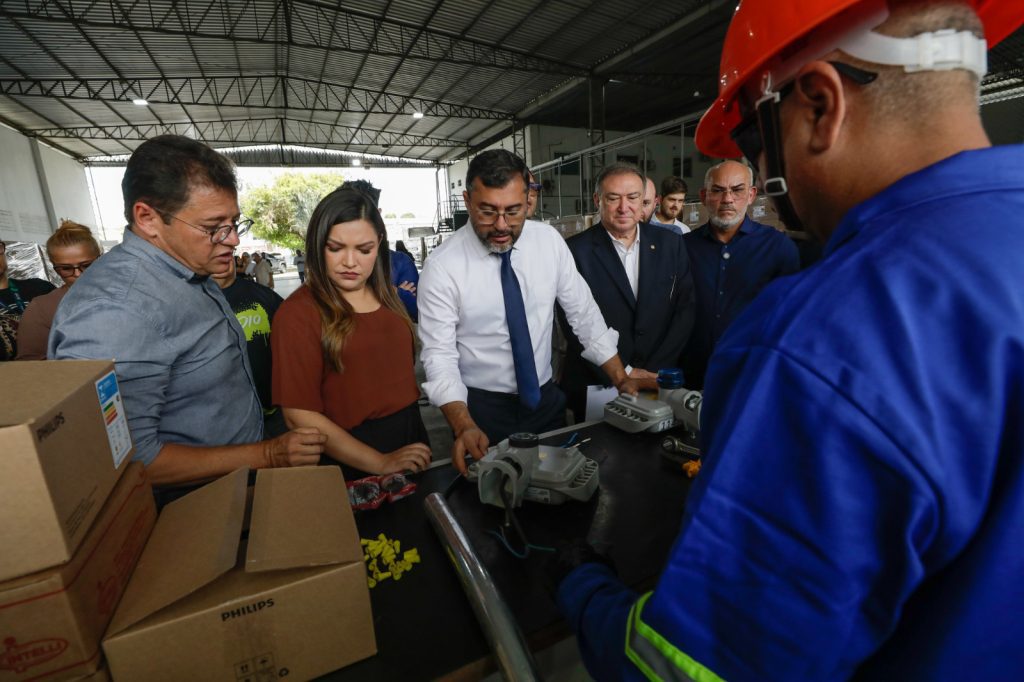 Ilumina+ Amazonas: Governador Wilson Lima vistoria envio de luminárias de LED para Jutaí e Fonte Boa 14 Ilumina Mais fotos Alex Pazuello Secom 1 1024x682 1