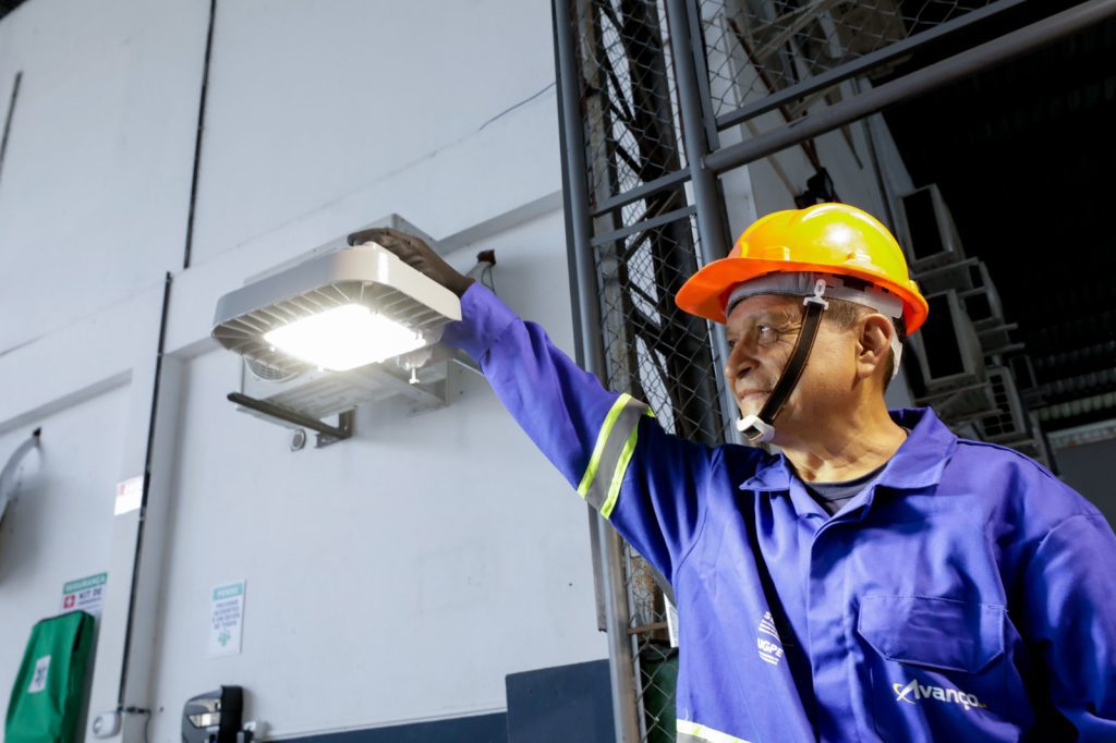 Ilumina+ Amazonas: Governador Wilson Lima vistoria envio de luminárias de LED para Jutaí e Fonte Boa 15 Ilumina Mais fotos Alex Pazuello Secom 2 1024x682 1