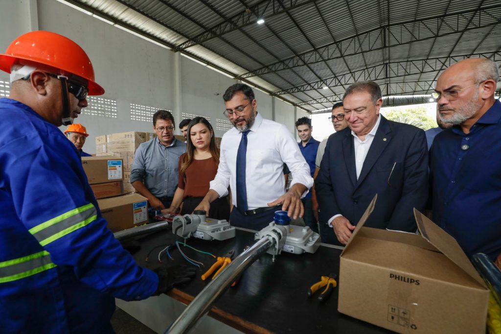 Ilumina+ Amazonas: Governador Wilson Lima vistoria envio de luminárias de LED para Jutaí e Fonte Boa 13 Ilumina Mais fotos Alex Pazuello Secom 3 1024x682 1