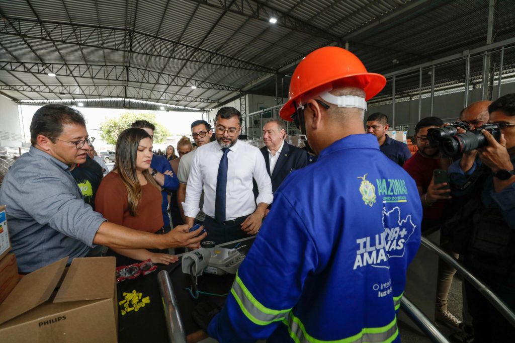 Ilumina+ Amazonas: Governador Wilson Lima vistoria envio de luminárias de LED para Jutaí e Fonte Boa 10 Ilumina Mais fotos Alex Pazuello Secom 5 1024x682 1