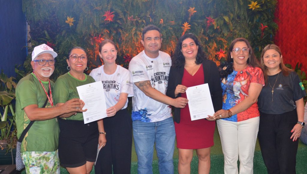Festival de Parintins 2025: Governo do Amazonas entrega dispensas a pousadas e renova licença de marcenaria 6 Ipaam durante acao de entrega das dispensas Foto 1 27 06 2025 1024x581 1