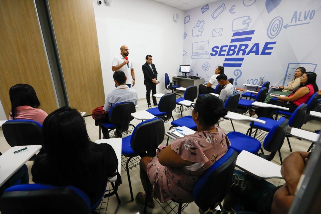 Festival de Parintins 2025: Jucea promove palestra sobre registro eletrônico de empresas 5 Jucea Palestra em Parintins 2024 1024x682 1