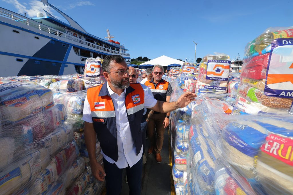 Operação Cheia 2025: Governador Wilson Lima vistoria envio de 230 toneladas de alimentos a municípios atingidos pela cheia 8 Operacao Cheia 2025 Governador Wilson Lima vistoria envio de 230 toneladas de alimentos a municipios atingidos pela cheia 2 foto Alex Pazuello e Diego Peres Secom 1024x682 1