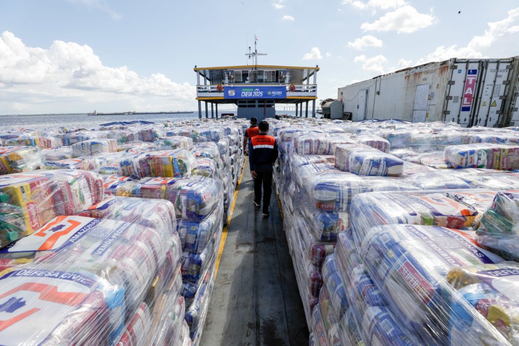 Operação Cheia 2025: Governador Wilson Lima vistoria envio de 230 toneladas de alimentos a municípios atingidos pela cheia 10 Operacao Cheia 2025 Governador Wilson Lima vistoria envio de 230 toneladas de alimentos a municipios atingidos pela cheia 4 foto Alex Pazuello e Diego Peres Secom 1024x682 1