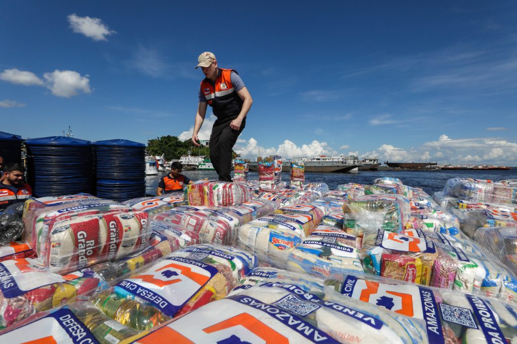 Operação Cheia 2025: Governador Wilson Lima vistoria envio de 230 toneladas de alimentos a municípios atingidos pela cheia 11 Operacao Cheia 2025 Governador Wilson Lima vistoria envio de 230 toneladas de alimentos a municipios atingidos pela cheia 5 foto Alex Pazuello e Diego Peres Secom 1024x682 1