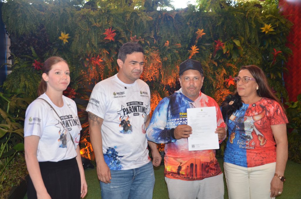 Festival de Parintins 2025: Governo do Amazonas entrega dispensas a pousadas e renova licença de marcenaria 5 Outro beneficiado durante acao Foto 3 27 06 2025 1024x678 1