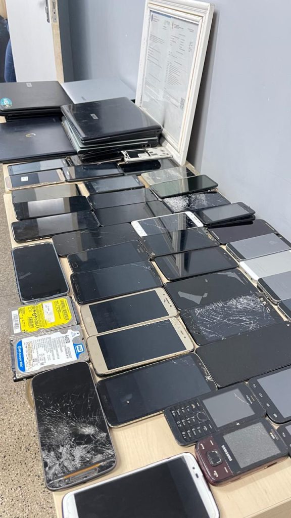 Polícia Civil apreende aparelhos eletrônicos roubados durante operação no Centro de Manaus 9 PCAM MATERIAL APREENDIDO DIVULGACAO 2 576x1024 1